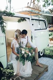 L'acconciatura della sposa nel tempo moda nozze abiti da sposa hippie i modelli ispirati agli anni '70 [foto abito bianco. Matrimonio Hippie Il Vintage Differente Listanozzeonline Magazine
