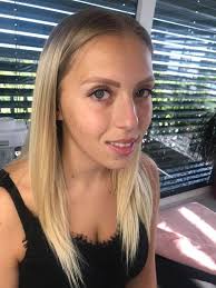 Še ena lepotička z tehniko uvihovanja naravnih trepalnic