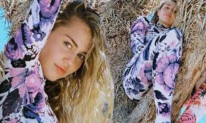 Le foto di Miley Cyrus sull'albero di Joshua (a rischio estinzione)  scatenano la rabbia dei fan: «Scendi subito giù»