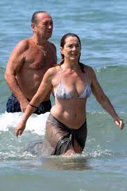 Monica guerritore per qualche giorno si è allontanata dal palcoscenico per raggiungere a cor. Monica Guerritore Yoga E Sensualita In Spiaggia Con Il Suo Roberto Zaccaria Gossip