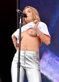 Sexually open' Tove Lo lifts up her top and flashes her boobs leaving  concert-goers stunned | The Irish Sun