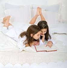 Zwei Junge Madchen Liegt Im Bett Und Liest In Einem Buch Zusammen Lizenzfreie Fotos Bilder Und Stock Fotografie Image 3822702