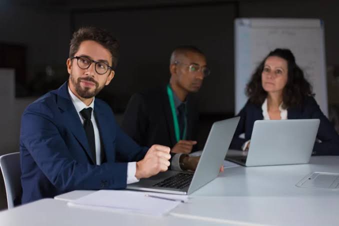 Advogado usando redes sociais para marketing jurídico online