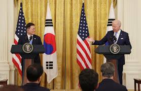 문재인 대통령과 조 바이든 미국 대통령이 21일(현지시간) 미국 워싱턴 dc 백악관에서 정상회담 후 공동기자회견을 진행하고 있다. Xl6j8js4x 2amm
