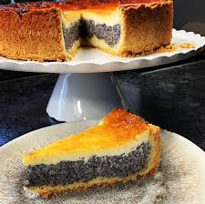 Schmand, vanille und mohn, die mit zwetschgen abgedeckt wird. Mohn Schmand Kuchen Mit Vanille Und Creme Fraiche Tasty Dreams Webseite