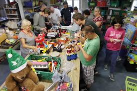 Créé en 1945, le secours populaire soutient dans l'esprit de la déclaration universelle des droits de l'homme, au plan matériel. Les Benevoles Enchantent Les Fetes De Noel Federation Du Morbihan