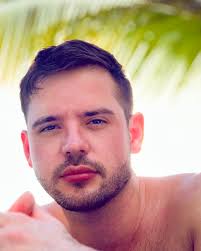 In my silly little chunker butt era. 🦔