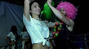 Tanti i protagonisti (bagnini, giurati e artisti d'arte varia) che hanno colorato nel corso degli anni le caldi notti d'estate. Miss Maglietta Bagnata Maggiora Youtube