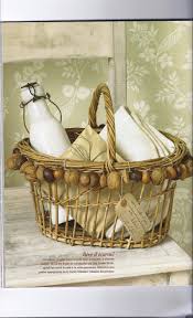Un Panier Decore De Graines Panier En Osier Panier Panier Deco