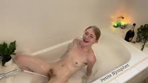 小柄な毛むくじゃらのティーンCumsバス蛇口オナニーから何度も - 超激しいオーガズム