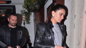 Subaşı denize girerken sevgilisi ise mekanın içinde arkadaşları ile birlikte kalmayı tercih etti. Hande Subasi Eski Esi Yuzunden Terk Edildi Magazin Haberleri