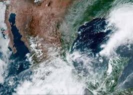 Está mañana la depresión tropical frente a las costas de guerrero evolucionó en tormenta de acuerdo al centro nacional de huracanes en miami, dolores se ubica a 370 kms al sur de lázaro. Ahupcyvhiscojm