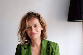 Cláudia lucas chéu (1978) is a writer, teller, poet, playwright and writer. Claudia Lucas Cheu O Assedio Sexual E Nojento Vida Sabado