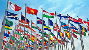 A zászló a földgömböt egy égszínkék zászlószöveten mutatja , fehér színben , két olajággal. Osszefogasra Szolitott Fel Az Ensz Fotitkara Napi Hu