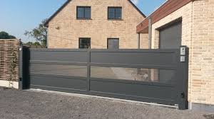 Portail Coulissant Sur Rail Grande Longueur Toles Lisses Et Perforees Gris Anthracite Portail Portail Aluminium Portail Coulissant