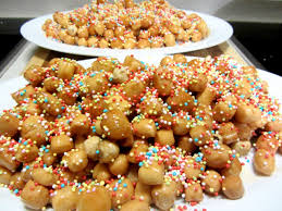 Attraverso l'italia si chiamano pinoccata, cicerchiata, pignolata, pinos: Gli Struffoli Napoletani Origini E Ricetta Di Un Dolce Sempiterno
