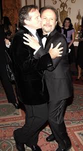 Robin Gave Pal Billy Crystal A Smooch At Nyc S American Museum Of The Look Back On Robin Williams S Extraordinary Life In Pictures Robin Williams Robin Billy Crystal