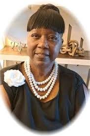 Mae Lemon's Instagram, Twitter & Facebook