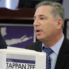 Twitter dee and Twitter dumb