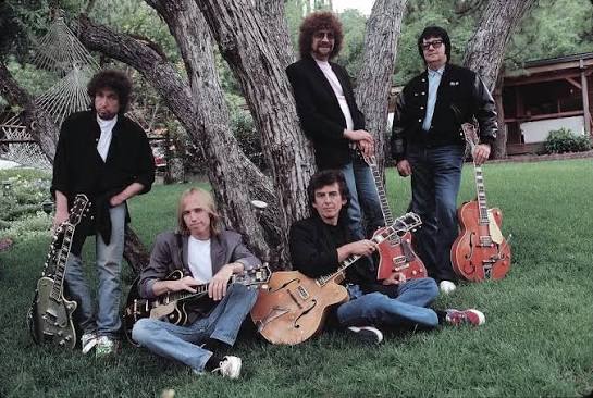 The TRAVELING WILBURYS Bob Dylan, Tom Petty, George Harrison, Jeff Lynne  and Roy Orbison in 1988！ ---- The band's name, Traveling Wilburys,  originally came about when Jeff Lynne was a co-producer on