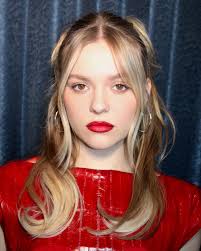 one thing about me- I love a slick back 🩰 @elisa.loehr using @kerastase  L'incroyable Blowdry @igkhair Good Behavior heat protectant #murraysbeswax  @ebin_newyork Edge Control