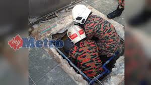 Melalui renjatan elektrik apabila mangsa tersentuh bahan(pengalir letrik) yang terkena petir(contoh talian telefon di rumah. Maut Terkena Renjatan Elektrik