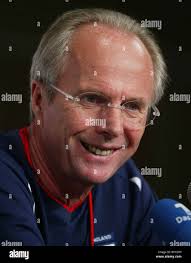 England manager hi-res stock photography and images