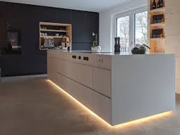 Kuche Corian Schwarz Matt In 2020 Kuche Schwarz Kuche Nach Mass Kuche
