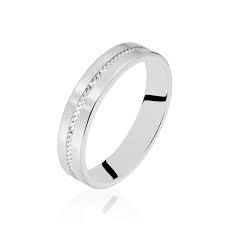 Les mariages sont un moment de joie et de fête, mais se préparer pour l'une peut être décourageant si vous n'êtes pas sûr du code vestimentaire! Alliance Mariage Notre Selection En Or A Petit Prix En Diamants