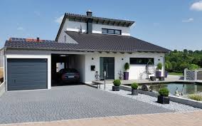 Einfamilienhaus Modern Holzhaus Versetztes Pultdach Modern Fenster Holzterasse Vor Eingang Haus M In 2020 Modern Wooden House Modern Windows Residential Architecture