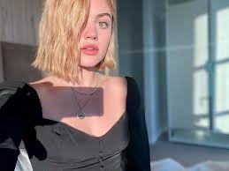 لوسي هيل ممثلة ومغنية أمريكية، ولدت كارين لوسيل هيل في ممفيس، تينيسي، بدأت في العمل كمطربة، وظهرت على أمريكان جونيورز (2003) في البحث عن أعضاء. Lucy Hale