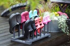 Diy Gartencloghalter Im Selbstbau Kiefernholz Besenstiel Aufbewahrung Fur Gartenschuhe Aufbewahrung Garten Gartenschuhe Aufbewahrung Terrasse