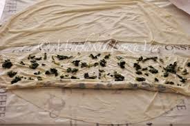 mutfakta feyza var hazir yufkadan ispanakli kol boregi koltuklar tarifler yemek