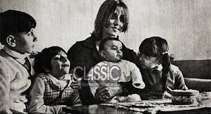 صورة نادرة لفيروز مع أبنائها الأربعة زياد و هالى و ليال و ريما عام 1966 mother and father art old arab