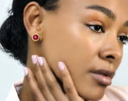 Brincos de jade vermelho · Brincos de ouro · Brincos de ouro amarelo 14k ·  Brincos de noiva · Presentes para madrinhas · Brincos redondos com pedras  preciosas