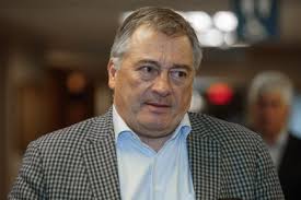 Litige avec Marc Dalpé: Desjardins gagne, mais est écorchée par le juge