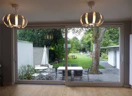 moderne architektur grossformatige holz hebeschiebetur als zugang zur terrasse sorpetaler fensterbau moderne architektur terrassenturen fenster und turen