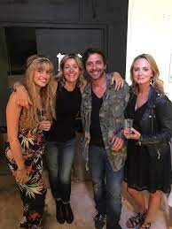 Sous son petit haut se dessinaient pourtant quelques rondeurs au niveau du ventre. Sebastien Roch Soiree Pour La 400 Eme Des Mysteres De ÙÙŠØ³Ø¨ÙˆÙƒ