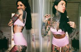 Marcelo tinelli viajó a punta del este y allí salieron a relucir tanto sus tatuajes como los de su hija candelaria. Luego De Taparse El Cuello Y Un Brazo Ahora Candelaria Tinelli Se Tatuo De Negro El Abdomen Infobae
