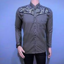 Pakaian wanita terbaru lengan panjang memiliki model yang tidak kalah uniknya dibandingkan dengan busana wanita terbaru lengan pendek. Model Baju Batik Pria Lengan Panjang Kombinasi Dalam