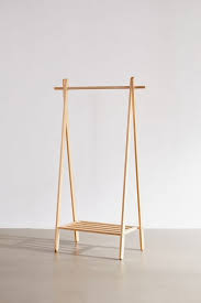 It can have many uses. Wooden Clothing Rack Ideias Estantes Cabideiro De Chao Decoracao Da Casa Artesanal