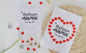 Frajda dla dziecka z zabawy pomalowanymi farbami rąk a dla mamy pamiątka, jak małe rączki miało dziecko:) oczywiście, kto potrafi może samodzielnie lub ze wzoru czy po śladzie napisać słowo: Plakaty I Laurka Dla Mamy Darmowe Plakaty Do Druku
