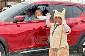 Con su traje de conejo, don Rubén Ledezma trabaja tapando baches en Pascua