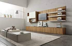 Soggiorno Arredato Con Una Parete Attrezzata Di Legno Con Mensole E Varie Decorazioni Salotto Moderno Idee Di Interior Design Arredamento