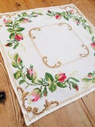 Aujourd'hui je vous propose 3 motifs de broderie machine, gratuit, sur le thème du chat. 140 Idees De Nappe Nappe Broderie Point De Croix