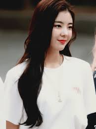 How they laugh at lia's aegyo (cute expressions), and when they comfort chaeryeong at her lowest. Lia Itzy As Your Girlfriend