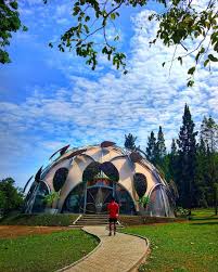 Suguhan utama dari wisata ini adalah taman cantik yang di desain sangat. Yuk Intip 10 Spot Wisata Alam Di Bogor Yang Instagramable Abis