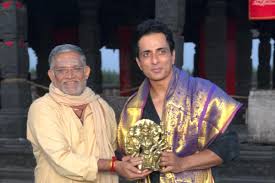 Sonu sood is doing his bit amid the pandemic. Actor Sonu Sood Felicitated On The Sets Of Chiranjeevi Starrer Acharya The News Minute