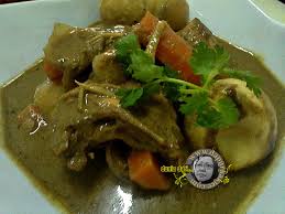 Umumnya ayam masak kurma selalu dimakan bersama nasi minyak atau nasi tomato. Kurma Ayam Telor Rebus