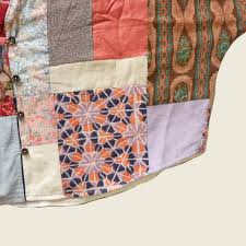 Chế Upcycled Clothing | ❀ Áo khoác vải Chế ❀ cắt ghép thủ công | freesize  (mẫu cao 1m52, nặng 55kg) 🧵 1050k #Chếcòn 𝘊𝘩𝘦'𝘴 𝘶𝘱𝘤𝘺𝘤𝘭𝘦𝘥  𝘤𝘰𝘢𝘵 𝘩𝘢𝘯𝘥𝘮𝘢𝘥𝘦 | 𝘧𝘳𝘦𝘦𝘴𝘪𝘻𝘦... | Instagram